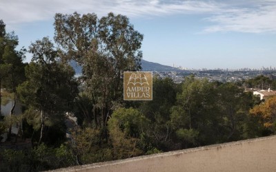 Amplio bungalow con piscina y pista de tenis comunitarios al lado del club de Golf.